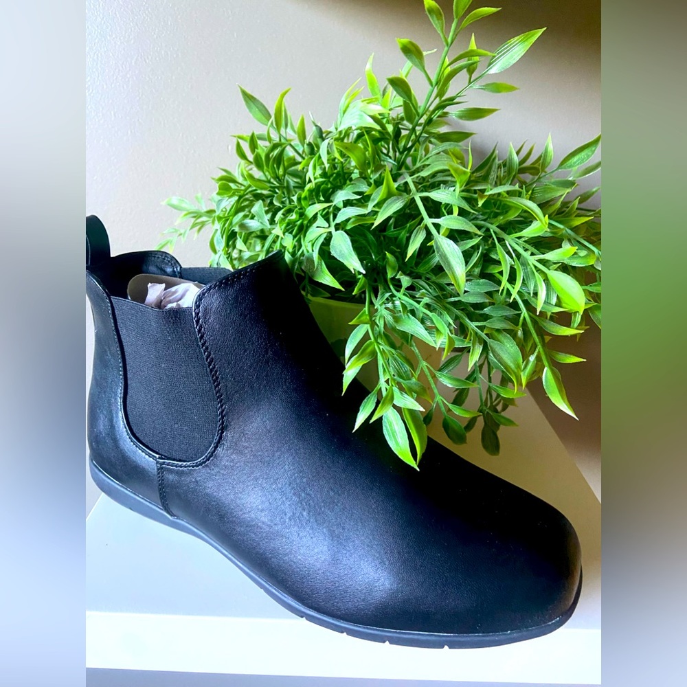 *brand new* Comfortview women’s black 10WW shootie